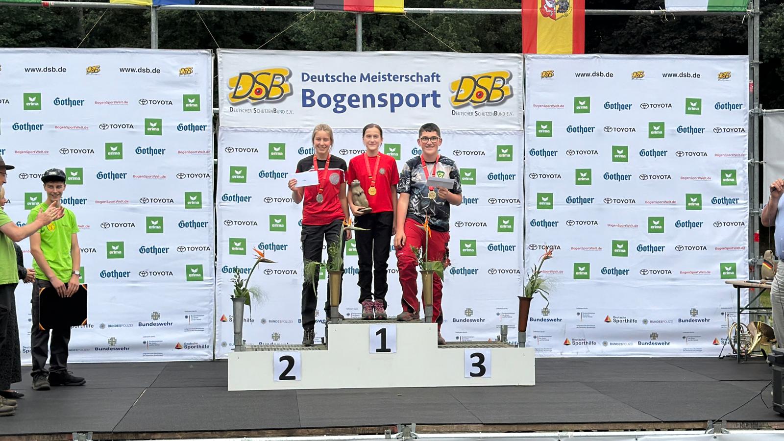 Amara Julie Hebestreit auf dem Siegerpodest der DSB-DM 3D 2026 in Neustrelitz