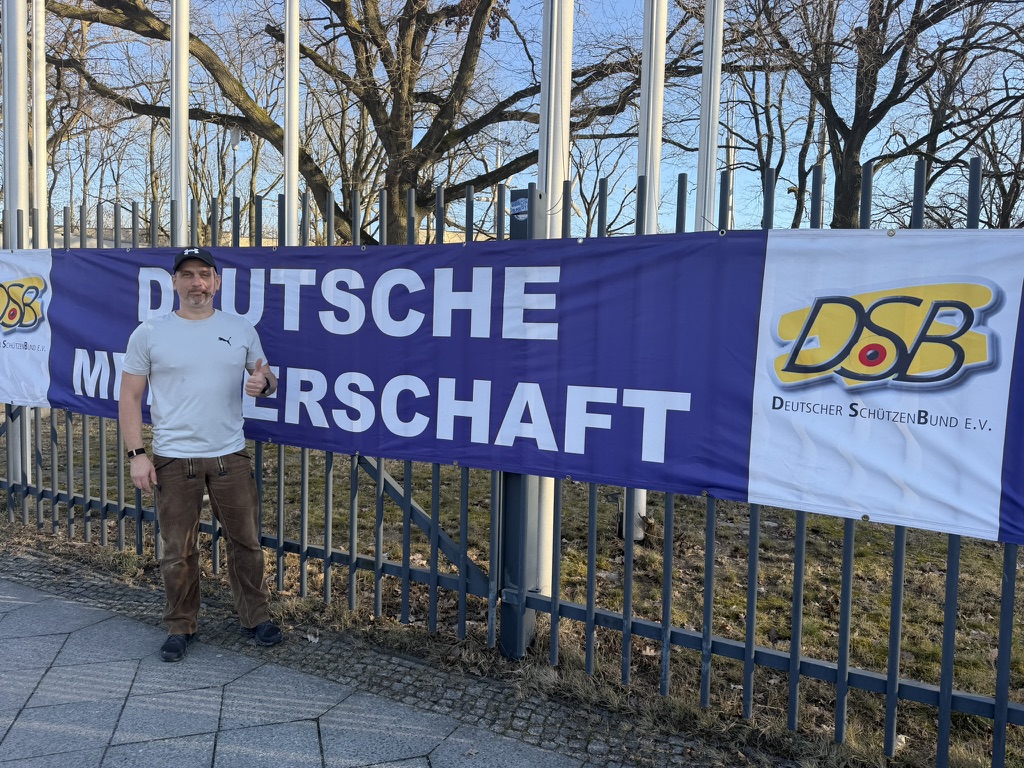 Teilnehmer vor dem Banner der Deutschen Meisterschaft Halle des DSB 2026