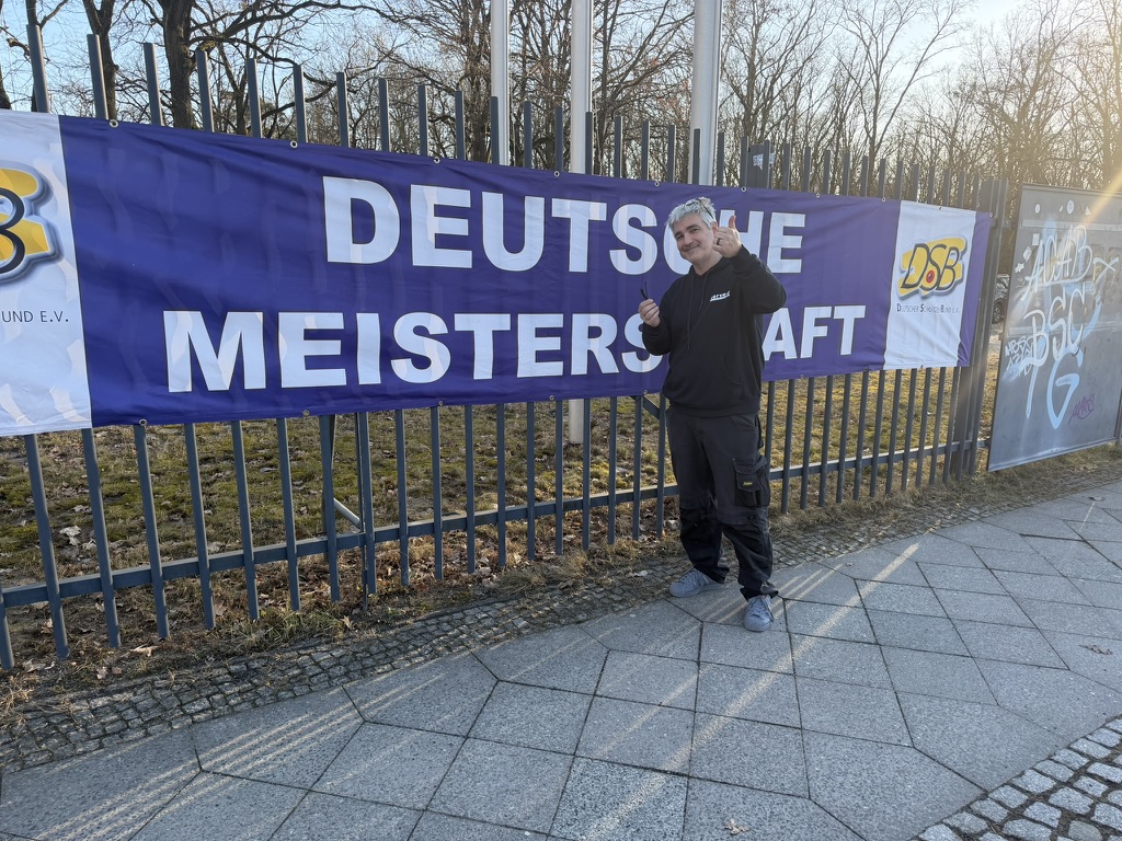 Teilnehmer vor dem Banner der Deutschen Meisterschaft Halle des DSB 2026