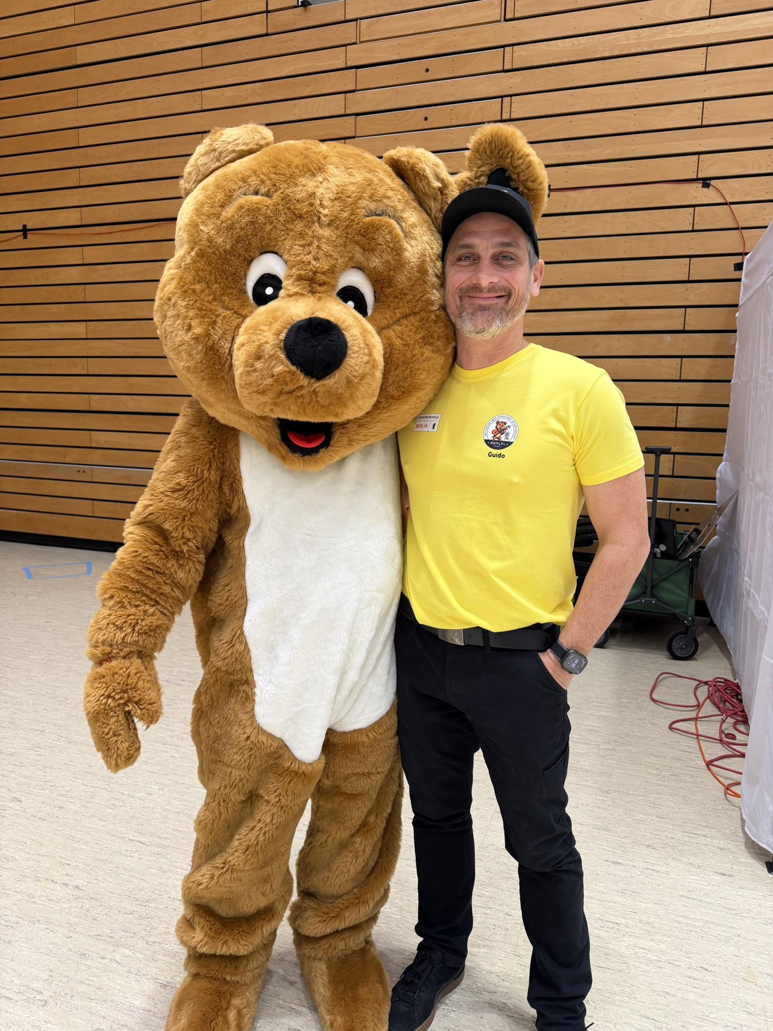 Teilnehmer mit dem Maskottchen bei der Deutschen Meisterschaft Halle des DSB 2026