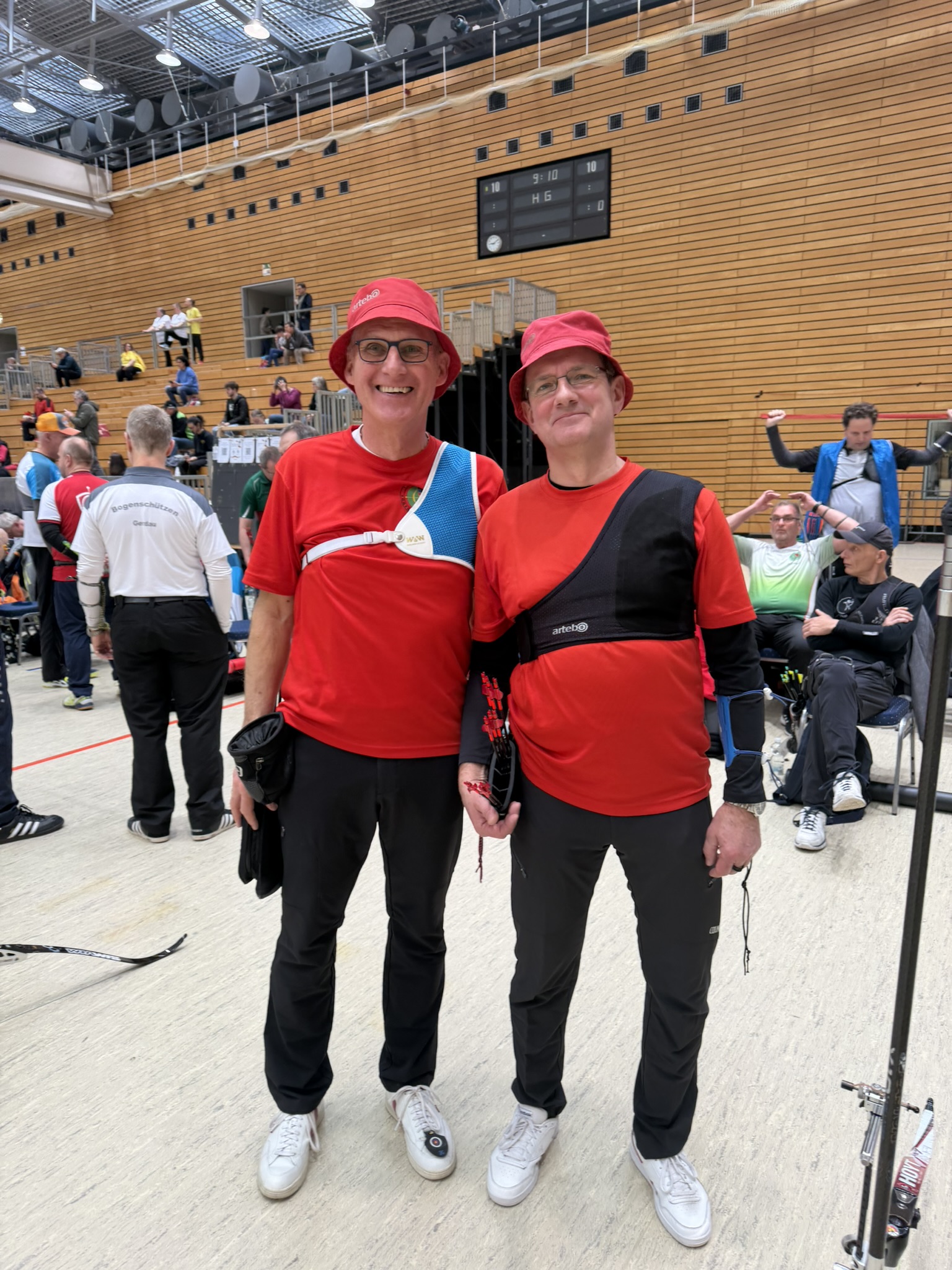 Zwei Bogenschützen in der Wettkampfhalle bei der Deutschen Meisterschaft Halle des DSB 2026