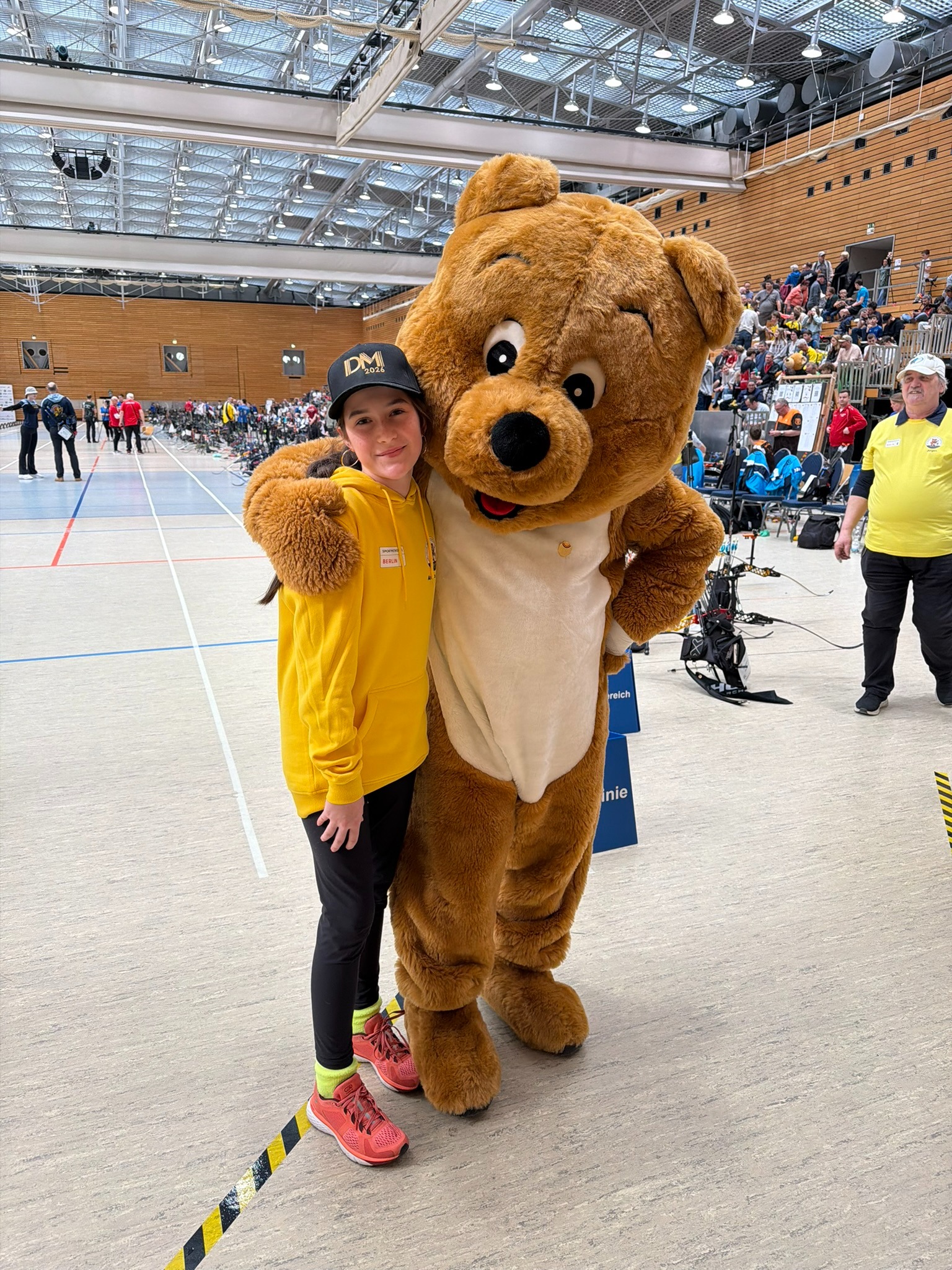 Nachwuchsschützin mit dem Maskottchen bei der Deutschen Meisterschaft Halle des DSB 2026