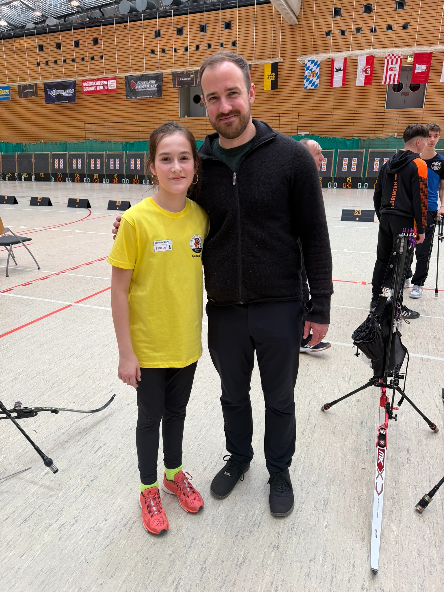 Nachwuchsschützin mit Begleiter in der Wettkampfhalle der Deutschen Meisterschaft des DSB 2026