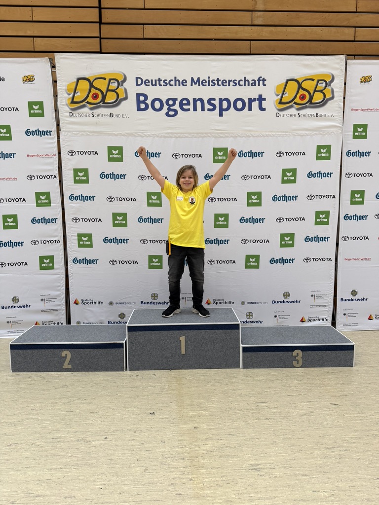 Nachwuchsschützin auf dem Siegerpodest der Deutschen Meisterschaft Halle des DSB 2026