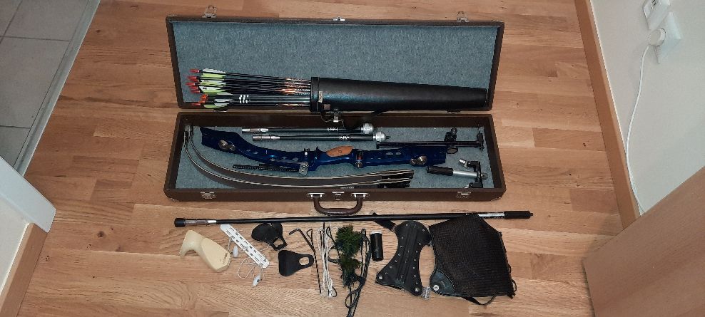 HOYT-Recurvebogen mit Koffer, Visier, Stabilisatoren und weiterem Zubehör