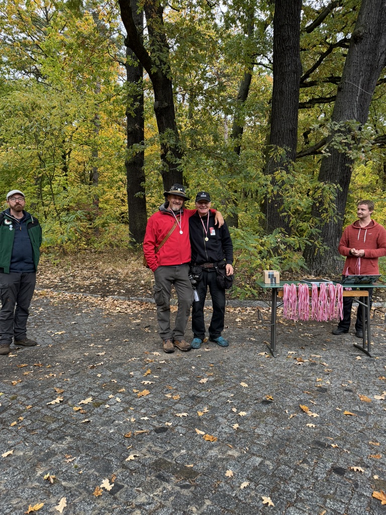 Zwei Medaillenträger neben dem Tisch der Siegerehrung bei der KM 3D am 17. Oktober 2026