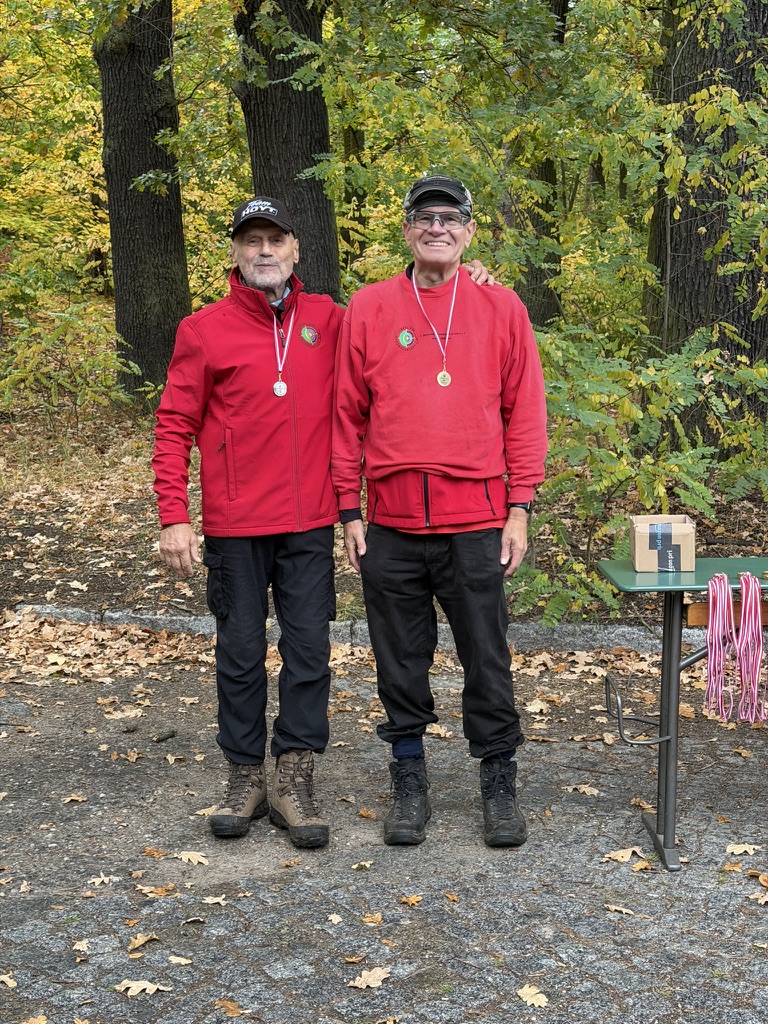 Zwei Medaillenträger in roten Vereinsjacken bei der KM 3D am 17. Oktober 2026