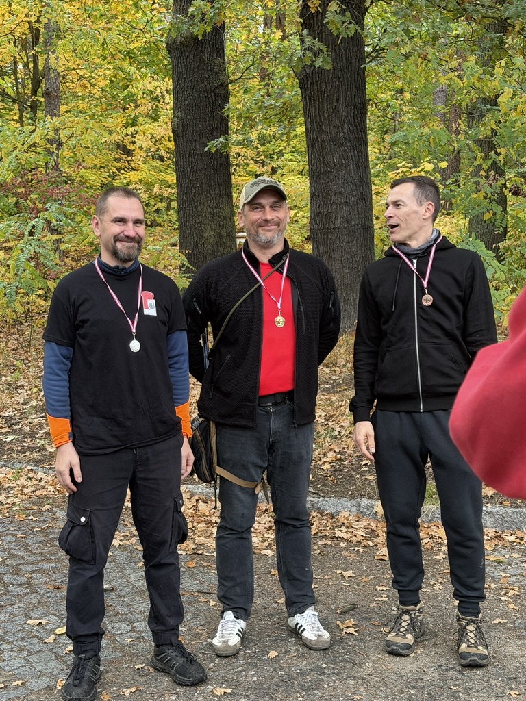 Drei Medaillenträger bei der Siegerehrung bei der KM 3D am 17. Oktober 2026