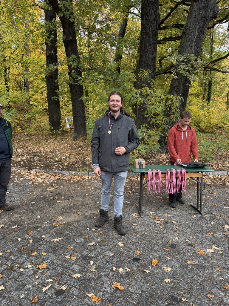 Ein Medaillenträger neben dem Tisch der Siegerehrung bei der KM 3D am 17. Oktober 2026