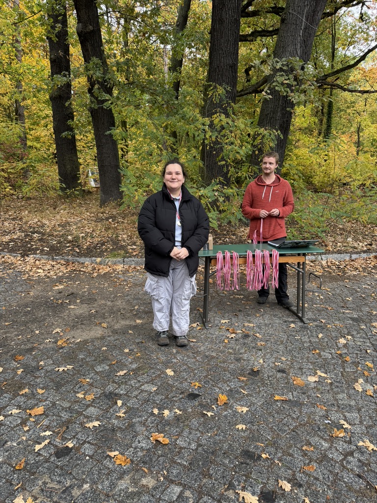 Eine Medaillenträgerin neben dem Tisch der Siegerehrung bei der KM 3D am 17. Oktober 2026