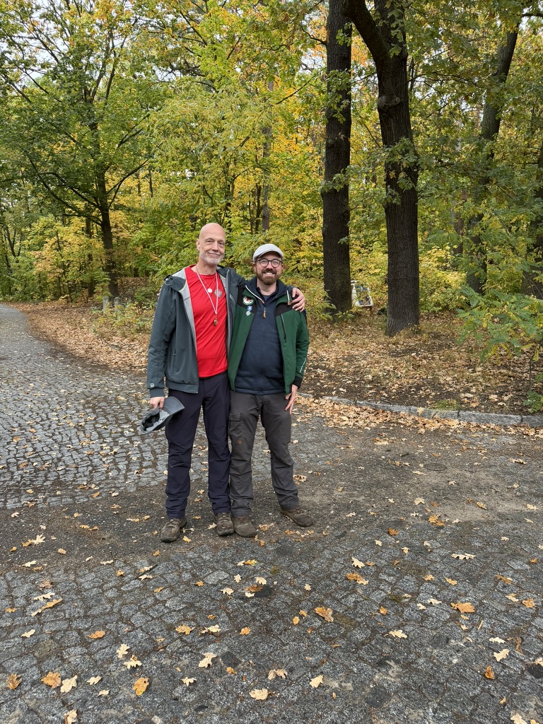 Zwei Teilnehmer gemeinsam nach der Siegerehrung bei der KM 3D am 17. Oktober 2026