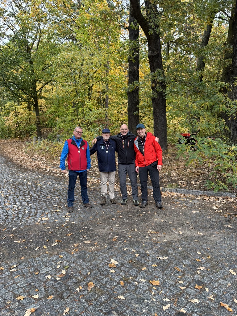 Vier Teilnehmer gemeinsam nach der Siegerehrung bei der KM 3D am 17. Oktober 2026