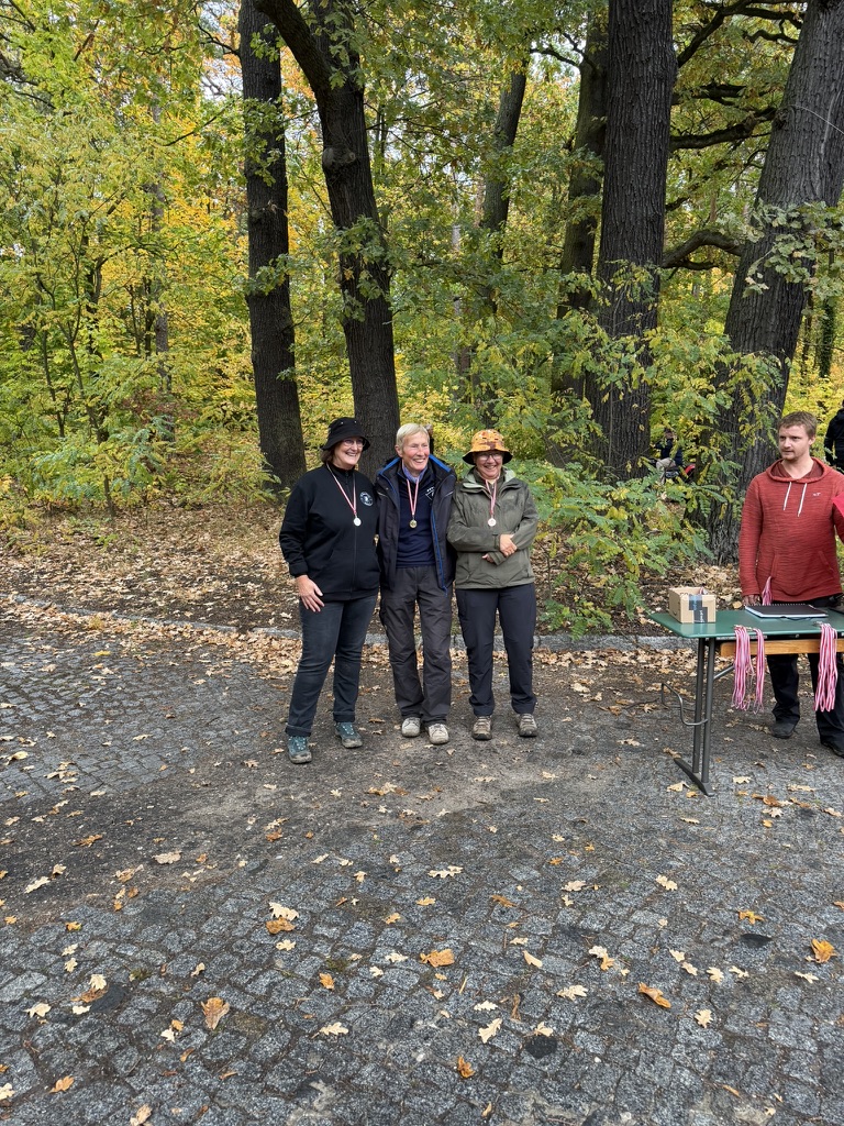 Drei Medaillenträgerinnen bei der Siegerehrung bei der KM 3D am 17. Oktober 2026